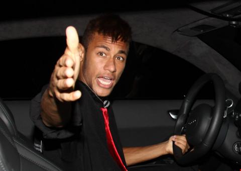  Neymar se irrita com paparazzo depois de festa com Marquezine